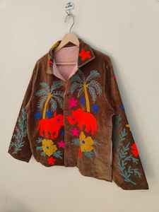 Chaqueta de Terciopelo con Bordado de Rinoceronte y Toro, Abrigo Bohemio con Diseño Floral Artístico, Terciopelo Suzani, Estilo Boho con Motivos Florales y Animales Exóticos - Product Image 5
