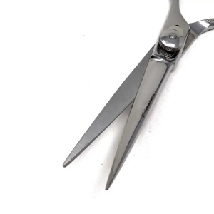 Ciseaux de coiffure professionnels Ryzer Studio en acier inoxydable 440C, pointe acérée, pour droitiers, manche long, pour usage en salon - Product Image 2
