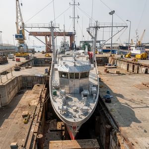 Barco de Pesca Comercial de Atún UBI 3015 de Acero, Yate Deportivo, Motor Diésel Intraborda de 1200HP, 30m, 15 Pasajeros, Toldo Bimini 30-35, Guardabarros - Product Image 3