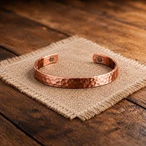 Brazalete de Cobre Martillado a Mano |   Joyería Rústica Ajustable Unisex - Product Image 1