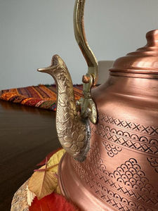 Théière en cuivre design, finition mate avec poignée, aspect vintage fait main, pour chauffer l'eau en cuisine et comme article cadeau - Product Image 2