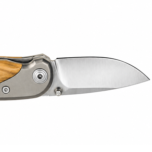 Cuchillos plegables con mango de madera marrón dorado claro, hoja de punta de gota plateada, clip de metal para bolsillo y pomo de pulgar para uso diario al aire libre - Product Image 4