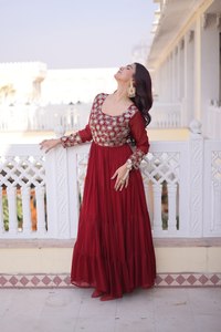 ชุดซัลวาร์ คามีซสำเร็จรูป ดีไซน์เนอร์พรีเมียมจาก ZAIN EXPORT คอลเลคชั่น 2026 ประดับเลื่อมลายดอกไม้ ปักดิ้นทองแบบท่อ ทันสมัย แห้งเร็ว - Product Image 5