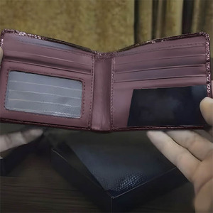 Portefeuille bifold en cuir noir brillant pour homme avec intérieur bordeaux, fenêtre d'identification et plusieurs emplacements pour cartes – Produits de luxe à finition miroir - Product Image 3