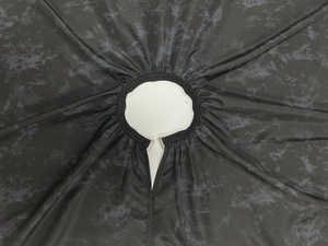 Cape de coiffure Tactus Industries en polyester noir, anti-adhésive, écologique, résistante à l'eau, portable, pour salon de coiffure et barbier - Product Image 2