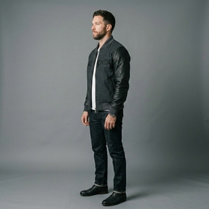 Veste en laine gris anthracite pour homme avec manches en cuir noir, col et poignets en tricot côtelé, fermeture éclair intégrale, style streetwear décontracté haut de gamme, veste personnalisée - Product Image 3