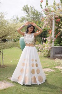 MB ETERNAL CLOTHING Elegante Conjunto de Lehenga Choli de Seda Blanca con Láminas Doradas, Puntos de Polka y Espejo, Elástico y Sin Arrugas para Mujer - Product Image 3
