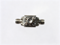 Circulateur coaxial haute puissance 0,7-2,7 GHz à faible perte d'insertion (0,35 dB) et isolation élevée (20 dB), 200 W, pour station de base de communication radar