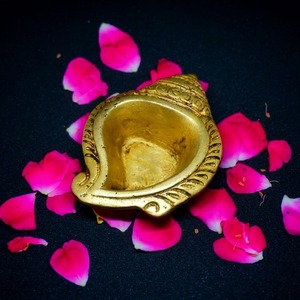 Lampe à huile moderne en laiton en forme de tige, faite à la main, légère, pour la décoration des temples et des maisons, idéale pour les festivals indiens, vente en gros - Product Image 2