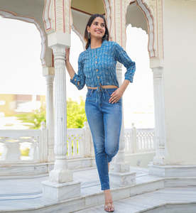 Camisa de Rayón Azul con Estampado Geométrico, Botones y Corte Asimétrico, Blusa Casual Elegante para Mujer, Ligera, Cómoda, para Uso Diario, Moda Moderna - Product Image 3