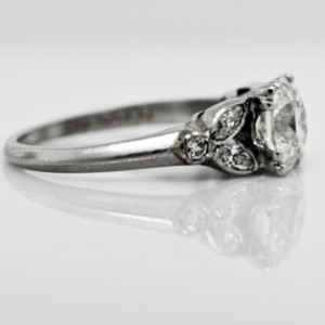 Bague en or blanc 18 carats avec diamant de laboratoire rond |   Pierre latérale conique pour baguette |   Ouvrir la galerie de la cathédrale |   Bijoux de Mariée de Luxe VVS Style Ancien Monde - Product Image 4