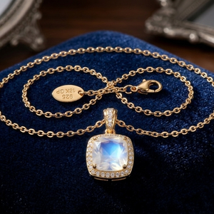 Collar con Colgante de Circonita Cúbica Blanca Arcoíris, Plata de Ley 925, Chapado en Oro de 18K, Joyería Elegante para Mujer a Precio de Mayoreo - Product Image 4