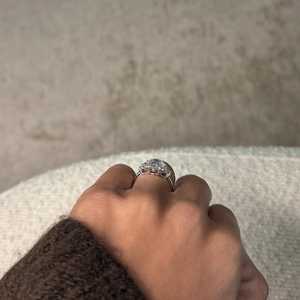 Anillo de Compromiso con Diamante Cultivado en Laboratorio de Corte Ovalado de 4 Quilates y Tres Piedras |   Anillo de boda con halo oculto |   Oro de 18K con Certificado IGI de Lujo - Product Image 5