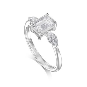 Anillo de Compromiso de Oro Blanco de 14K con Diamante Cultivado en Laboratorio de Corte Esmeralda de 1.20 CTW y Piedras Laterales en Forma de Pera para Mujer - Product Image 2