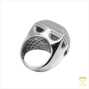 Bague signet en argent sterling 925 de qualité supérieure, sertie de diamants moissanite, avec une face géométrique large et des détails de pierres brillantes - Product Image 3