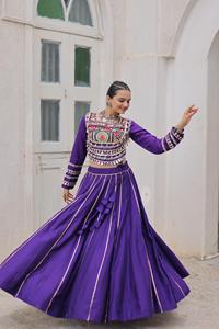 Top Romano Bordado con Diseño Kutchi Gamthi y Lehenga con Encaje Gotal Patti, Listo para Usar, Colección Especial Navratri - Product Image 2