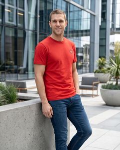 T-shirt en coton rouge pour homme, manches courtes, col rond, coupe classique, logo sur le devant, jersey décontracté, respirant, design uni - Product Image 5
