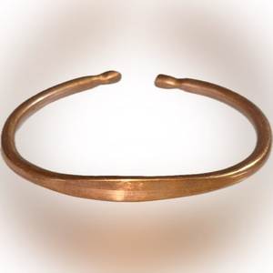 Bracelet manchette en feuille de cuivre fait main, design minimaliste, bijoux en métal - Product Image 2