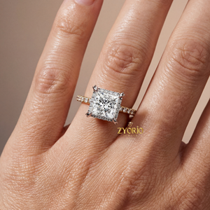 แหวนหมั้นเงินประดับเพชรซิคอนทรงเจ้าหญิง 1 กะรัต ความใส VVS2 รูปทรงลูกแพร์ ประดับเพชรข้างแบบสามเม็ด - Product Image 3