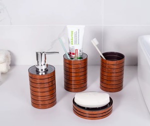Ensemble d'accessoires de salle de bain métalliques élégants qui rehaussent l'esthétique globale de toute salle de bain. - Product Image 2