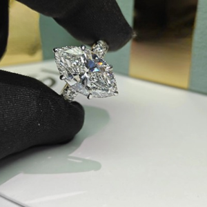 แหวนเพชรทรงรี 7 กะรัต ผลิตในห้องปฏิบัติการ Global Gems รับรองโดย IGI ตัวเรือนทอง 14K ฝังแบบซ่อน ดีไซน์หรูหราคลาสสิกสำหรับทั้งชายและหญิง เหมาะสำหรับเป็นแหวนหมั้น - Product Image 1