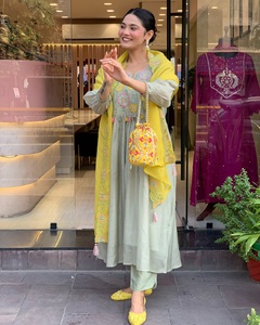 Conjunto de Top y Pantalón Plazzo con Dupatta, Bordado a Mano con Lentejuelas y Pedrería, en Seda Parampara Natural - Product Image 6