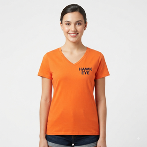 เสื้อยืดแขนสั้นคอวีผู้หญิง Hawk Eye สีส้ม ผ้าฝ้ายลำลองสำหรับฤดูร้อน ทรงปกติ ผ้าเจอร์ซีย์ พิมพ์ลายโลโก้ - Product Image 1