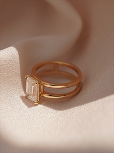 Bague solitaire à double anneau fendu avec diamant émeraude de laboratoire de 2 carats, certifiée IGI - Product Image 3