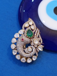 Broche Paon Doré Amaira Jewels, Cristaux Strass Taille Poire, Design Vintage, Bijoux de Mariage de Luxe pour Femme, Argent 925 - Product Image 1