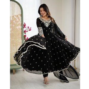 ชุดเดรส Anarkali แบบรอยัลบลูมมิ่ง พร้อมกางเกงและผ้าคลุมไหล่ ประดับเลื่อมสีรุ้ง ปักลายมุก แขนยาว ชุดสำหรับงานเทศกาลและงานพิธีต่างๆ - Product Image 1
