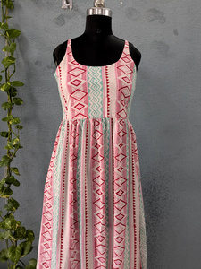 Robe longue maxi sans manches à col rond en coton 100% faite à la main pour femmes, légère, à motifs imprimés, pour la saison estivale - Product Image 6