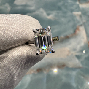 Anillo de Moissanita con Corte Esmeralda: Solitario de 2 Quilates, Oro Sólido o Plata - Product Image 1