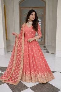 Traje Salwar Kameez Tradicional Indio de Georgette Sintético Pesado con Bordado de Diamantes, Corte Regular, Manga Larga, Diseño para Mujer - Product Image 3