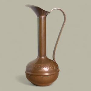 Carafe en cuivre vintage de qualité supérieure avec col étroit et base large, idéale pour un usage décoratif et fonctionnel, provenant d'Inde. - Product Image 1