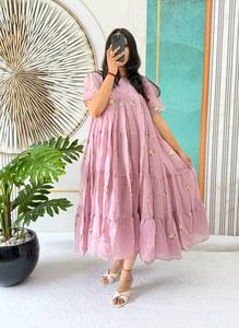 Robe midi élégante pour l'été, ornée de cœurs partout sur le devant, avec une ligne de décolleté qui sublime la silhouette. - Product Image 4