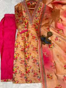 Kurti traditionnel fait main avec pantalon droit et dupatta à imprimé numérique - Product Image 2