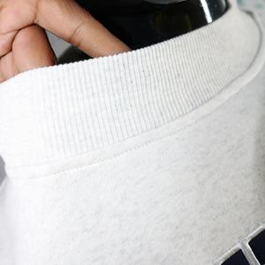Sudadera de cuello redondo para hombre, color blanco roto, con gráfico de letras en la parte delantera, corte regular. - Product Image 5