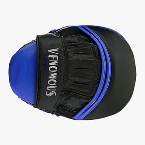 แผ่นรองซ้อมมวยหนังแท้ Venomous สีดำ-น้ำเงิน แบบติดตีนตุ๊กแก อุปกรณ์ป้องกันระดับมืออาชีพ - Product Image 4