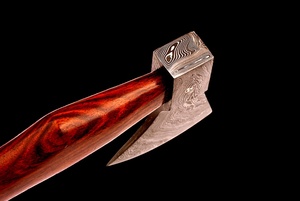 Hache de camping artisanale en acier Damas d'A&M ENTERPRISES avec manche en bois naturel et étui en cuir assorti, haches rustiques pour l'extérieur - Product Image 4