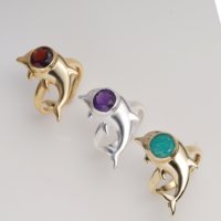 Bague Dauphin Chrétienne en Laiton avec Pierre Précieuse Moku Jewellery, Amazonite Verte Sertie en Bezel, Plaqué Or 18K, Réglable, Glamour, Inspirée de l'Océan