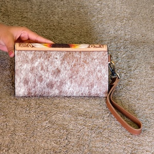 Portefeuille-bracelet en cuir Venus, design de luxe, cuir de vachette sculpté à la main, protection RFID, grande capacité, fermeture à bouton - Product Image 3