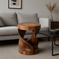 Table basse en bois massif raffiné, conçue pour une présentation élégante de meubles de salon.