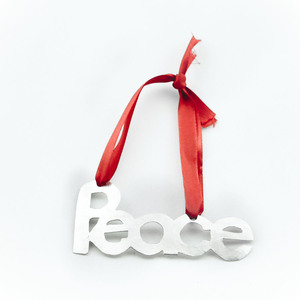 Adorno Colgante Metálico con la Palabra Paz, Acabado Plateado y Lazo Rojo, Pieza Decorativa Perfecta para Navidad - Product Image 1