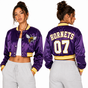 Chaqueta Varsity Corta de Satén para Mujer, Bordado Personalizado con Logotipo del Equipo, Nombre y Número del Jugador en la Parte Delantera, Proveedor Mayorista de Ropa Deportiva - Product Image 1