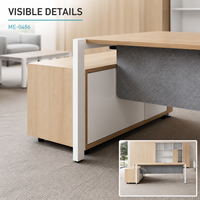 Bureau de direction moderne en L avec armoire latérale, plateau en grain de bois clair, cadre blanc, panneau de modestie gris, usage commercial