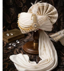 Turban de mariage blanc en soie Pagri Safa avec embellissements en perles, pré-noué, vente en gros - Product Image 3