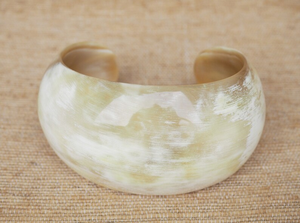 Bracelet manchette moderne en corne de buffle fait main et écologique pour femme, couleur corne naturelle, cadeau de mariage parfait pour les entreprises - Product Image 5