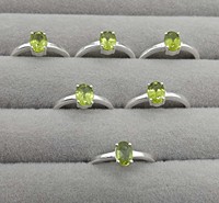 Bague tendance en laiton plaqué argent avec grenat rouge naturel serti griffe, bijoux en vrac