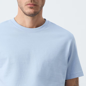 T-shirt en jersey pour homme, couleur unie, manches courtes, texture lisse, look contemporain / Col rond avec logo - Product Image 4