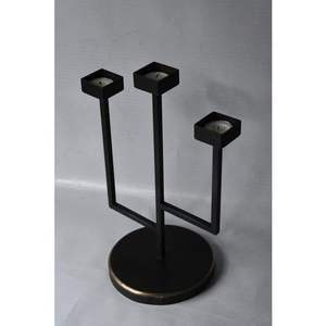 Support de bougie trident en acier noir patiné fait main, bougeoir rustique en métal pour table, cheminée, décoration intérieure - Product Image 1